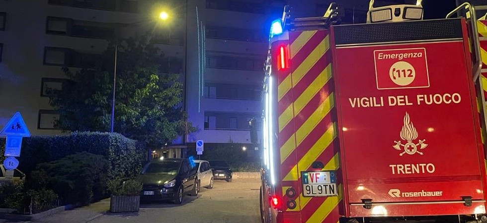 Paura nella notte, cortocircuito nella pulsantiera dell’ascensore: il condominio invaso dal fumo